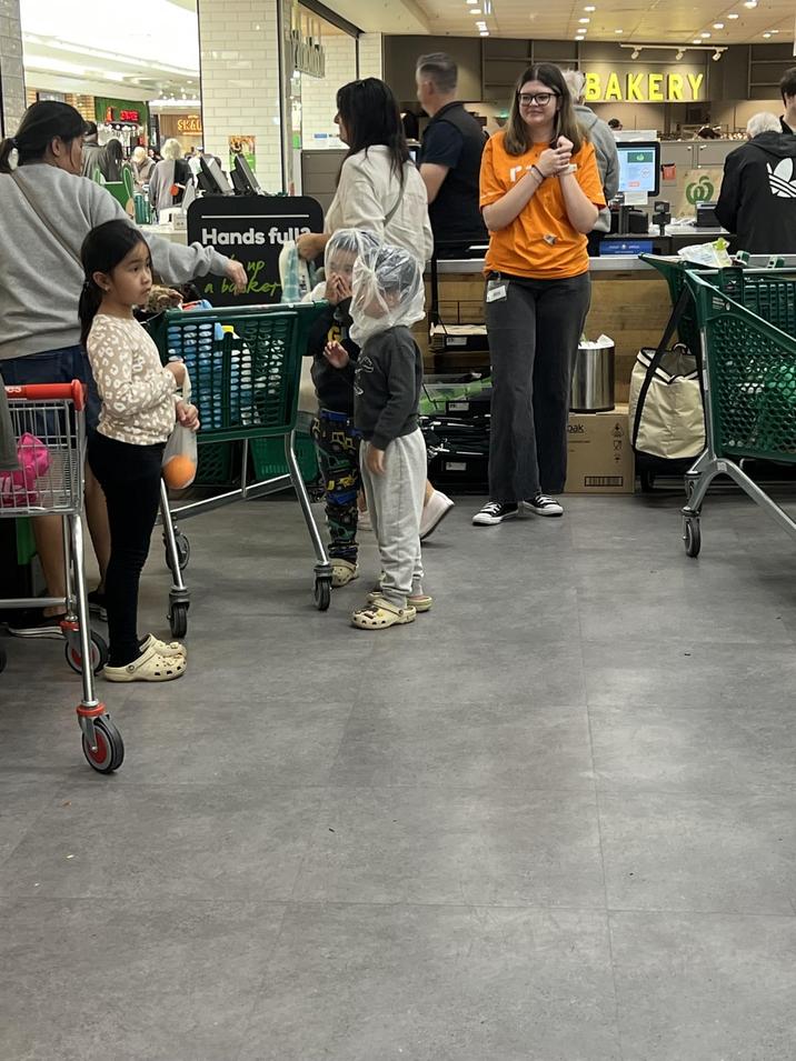 es SKA Hands full up a basket pak BAKERY
