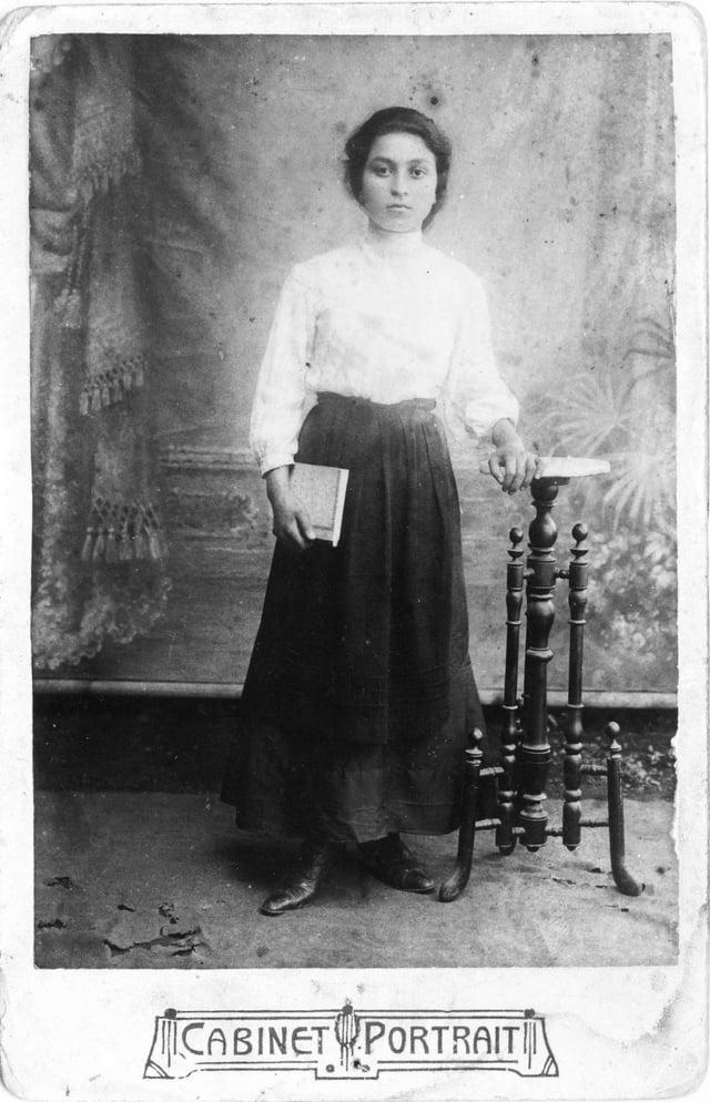 CABINET PORTRAIT