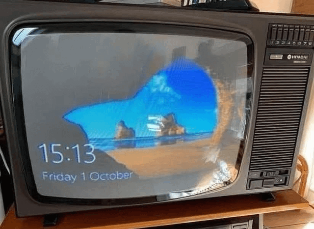 15:13 Friday 1 October 2345678 HITACHI