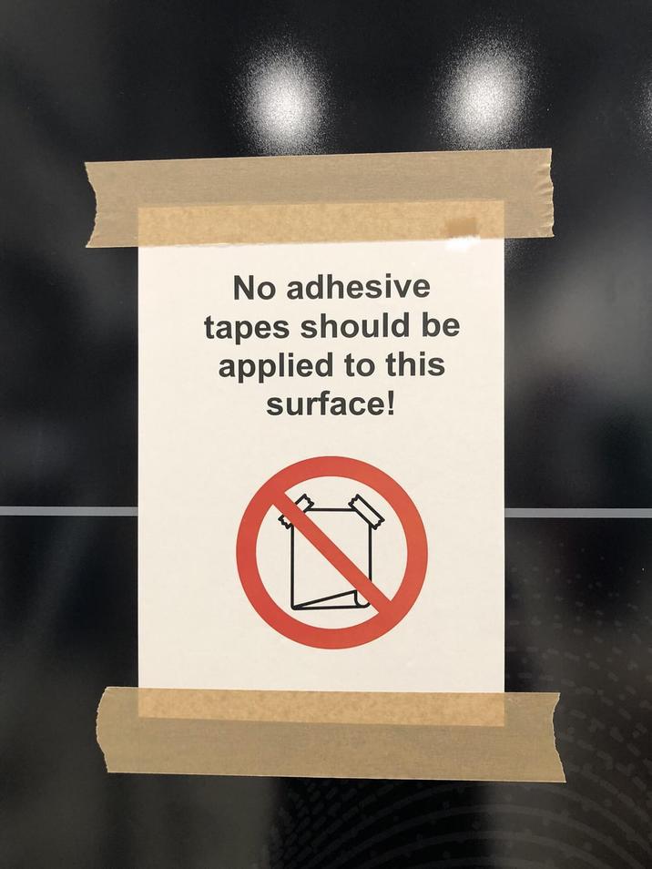 No adhesive tapes should be applied to this surface!