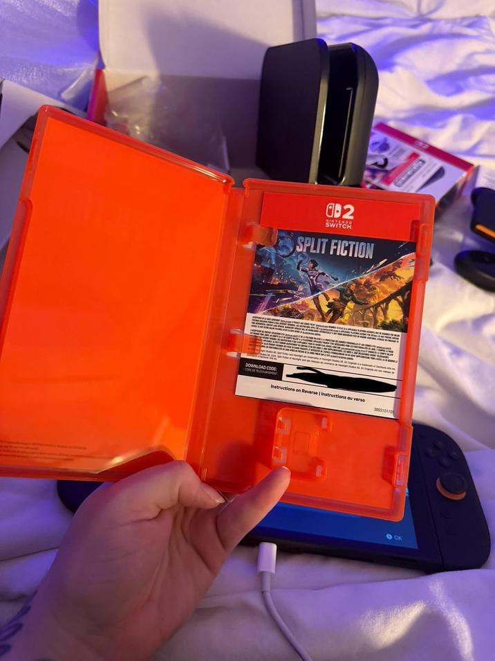 2 NINTENDO SWITCH. SPLIT FICTION Shion A Set Fiction and gardens of Helight Stude ghe Studs SA Originals is a trademan of Dectronic Arts inc " 2005 St Fiction fight sont des marques de commerce de Haight Studs A EA Origemar DOWNLOAD CODE: CODE DE TELECHARGEMENT Instructions on Reverse | Instructions au verso 3855101701 OK