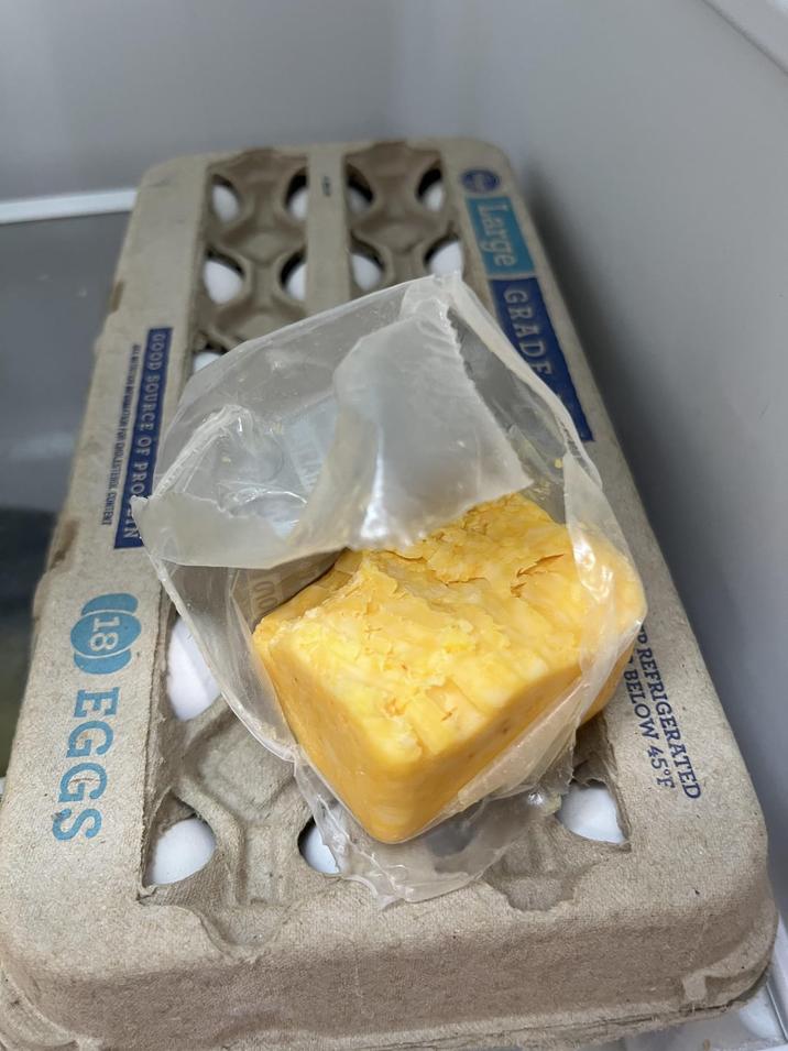 Large GRADE GOOD SOURCE OF PROIN TINATION FOR CHOLESTEROL CONTENT D REFRIGERATED BELOW 45°F 18 EGGS