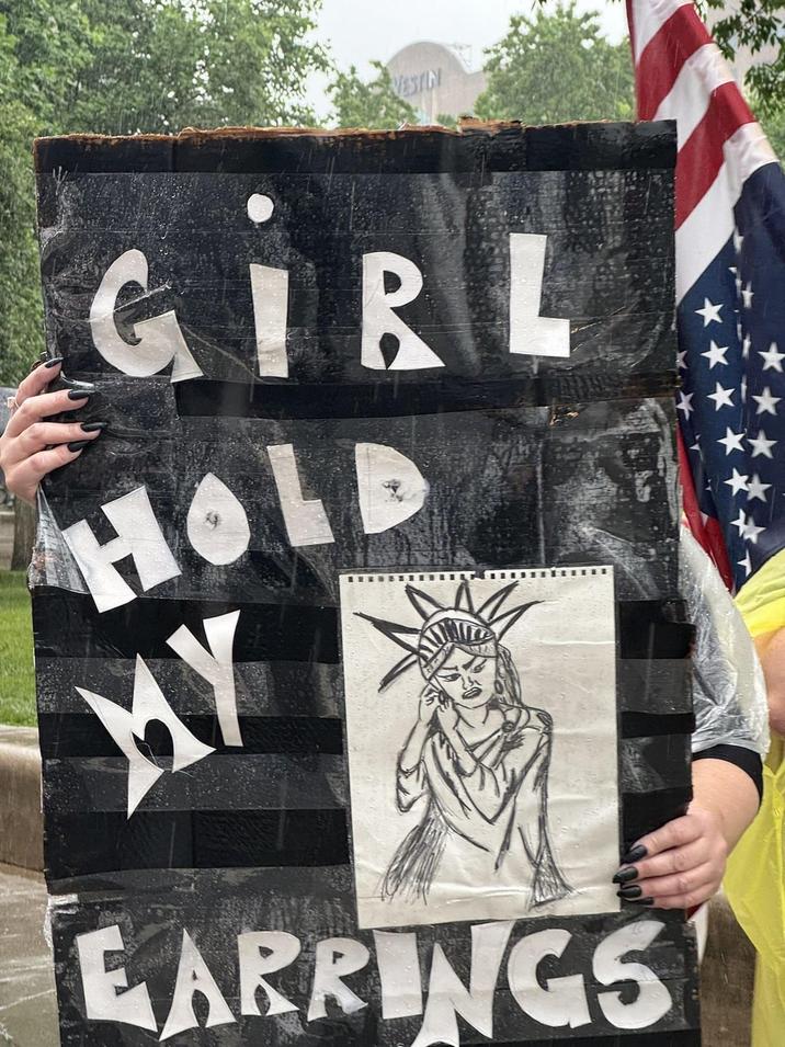 VESTIN GIRL HOLD MY EARRINGS