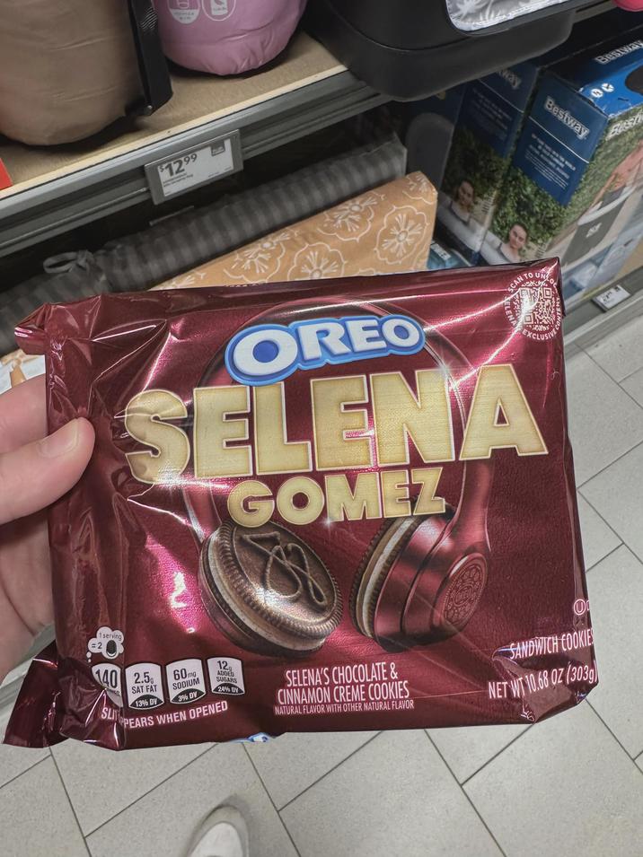 $12.99 OWER way Bestway TO UN CAN TO EXCLUSIVE OREO ELENA SELENA GOMEZ Bestway 1 serving . =2 40 2.5 60mg SODIUM SAT FAT 内容 SLI 13% DV 3% DV 12 ADDED SUGARS 24% DV PPEARS WHEN OPENED SELENA'S CHOCOLATE & CINNAMON CREME COOKIES NATURAL FLAVOR WITH OTHER NATURAL FLAVOR 10 SANDWICH COOKIE NET WT 10.68 OZ (303)