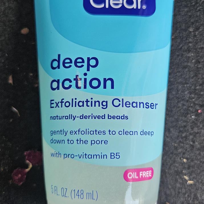 R deep action Exfoliating Cleanser naturally-derived beads gently exfoliates to clean deep down to the pore with pro-vitamin B5 5FL. OZ. (148 mL) OIL FREE