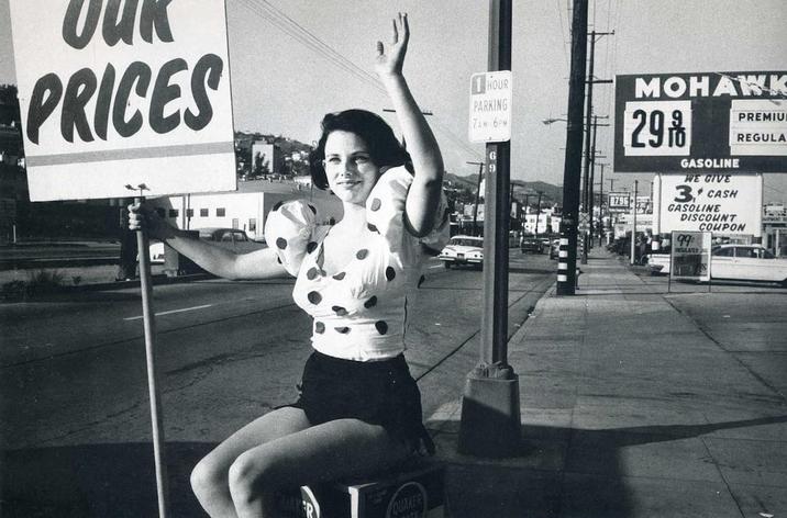 PRICES QUAKER HOUR PARKING 7AM-6PM MOHAWK 29 GASOLINE WE GIVE 3 CASH GASOLINE DISCOUNT 99 INSULATED PREMIU REGULA COUPON