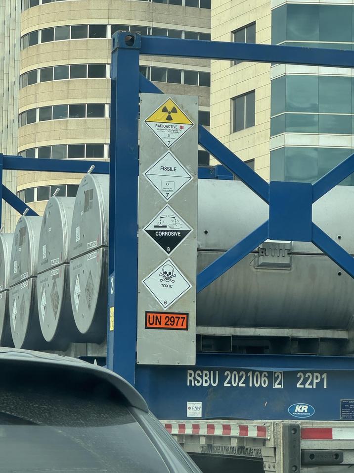 Ent Jock 5068 RADIOACTIVE III FISSILE 7 CORROSIVE RENTONG 8 TOXIC UN 2977 RSBU 202106 2 22P1 PNW KR KOREAN REGISTER CHES IN THIS AREA MAY DAMAGE TIRES REITNOUES