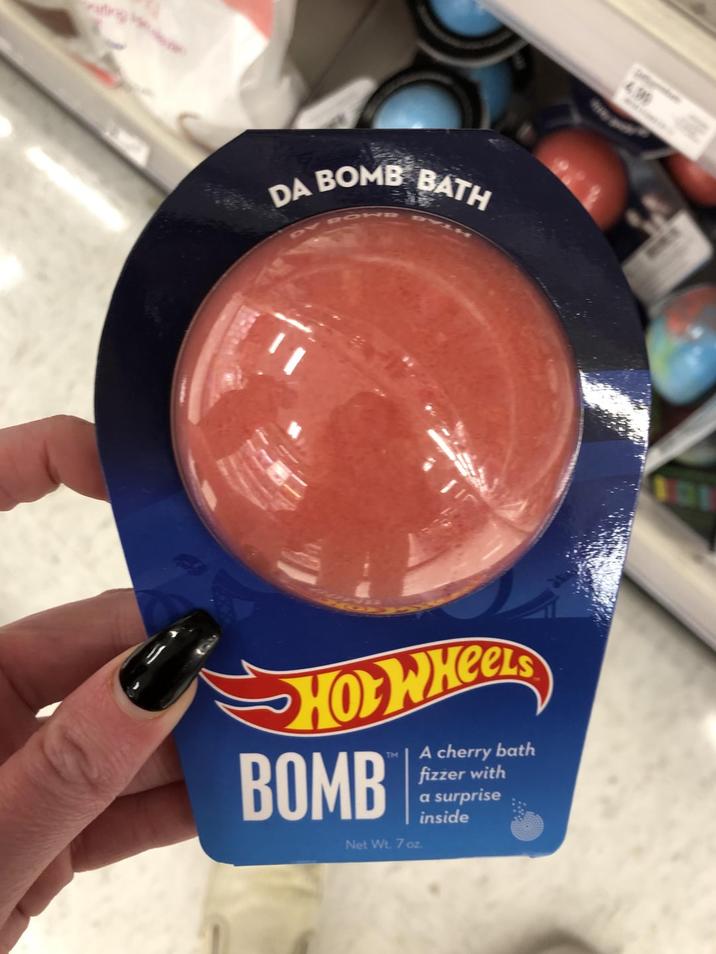 DA BOMB DV ་་ BATH 499 HOT WHEELS BOMB TM Net Wt. 7 oz. A cherry bath fizzer with a surprise inside