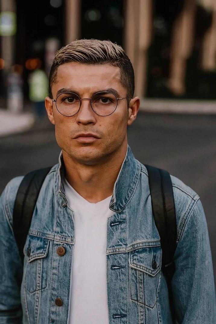 Cristiano Ronaldo A "photoshop":https://knowyourmeme.com/memes/sites/photoshop with footballer "Cristiano Ronaldo":https://knowyourmeme.com/memes/people/cristiano-ronaldo.