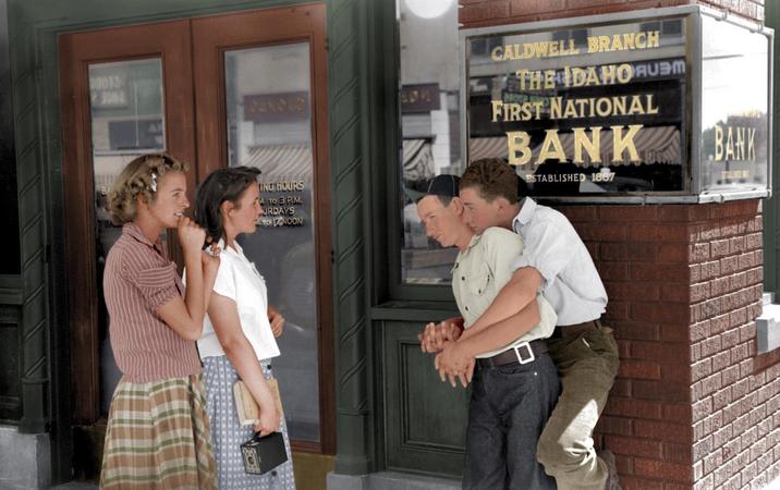 00013 ING HOURS M TO 3P.M. URDAYS NOON CALDWELL BRANCH THE IDAHOM FIRST NATIONAL BANK ESTABLISHED 1867 BANK ㅁ