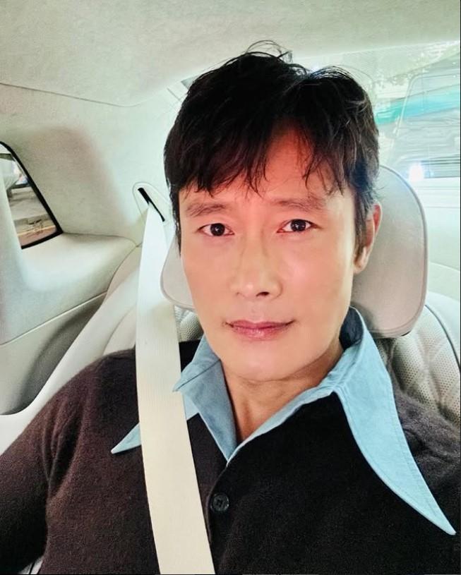 A photo of Squid Games actor Lee Byung-hun sitting in a car. The photo is now known for the Papa Squid Game meme.