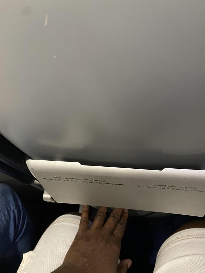 Please fasten seat belt while seated Por favor abroche su cinturón mientras este sentado Life vest under your seat Chaleco salvavidas debajo de su asier