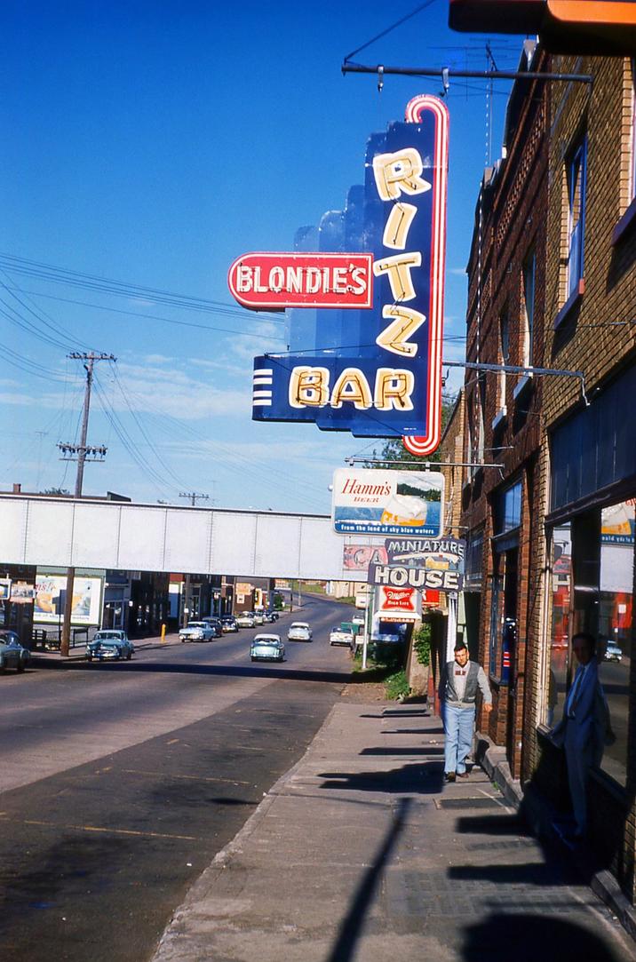 BLONDIE'S RITNE BAR Hamm's BEER from the land of sky blue waters MINIATURE HOUSE Willer Lore sold yil b