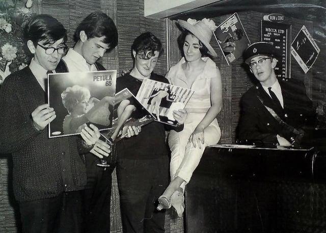 ° PETULA 65 REM&COKE MECCA LTD