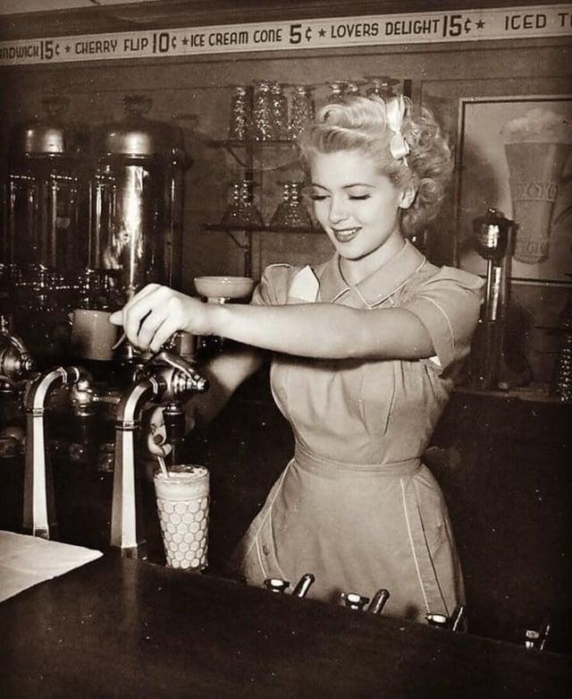 NDWICH 15 CHERRY FLIP 104 +ICE CREAM CONE 5¢ LOVERS DELIGHT 15¢ ICED T 2