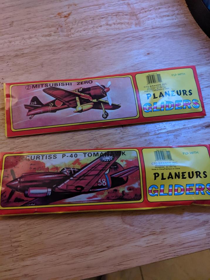 07710 2 MITSUBISHI ZERO 124 CTG BRANDS VAUGH BC VON RICHMOND INC. Made in China/Fabrique en Chine FLY-WITH PLANEURS GLIDERS 10 CURTISS P-40 TOMAHA K Hem #07710 38 062821 077102 CTG BRANDS INC. VAUGHAN, ON LARG RICHMOND, BC V6W 1K8 Made in China/Fabrique en Chine FLY-WITH PLANEURS GLIDERS