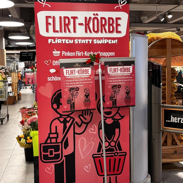 FLIRT-KORSE FLIRT-KÖRBE FLIRTEN STATT SWIPEN! Off schön Pinken Flirt-Korb schnappen ♡ Kempken ♡ FLIRT-KÖRBE tds FLIRT-KÖRBE FLIRTEN STATT SWIPEN! Schnapp dir einen pinken Flirt-Korb Zeig, dass du offen für einen Flirt bist Traumpartner begegnen ♡ FLIRTEN STATT SWIPEN! an el Schnapp dir einen pinken Flirt-Korb Zeig, dass du offen für einen Flirt bist Traumpartner begegnen ♡ 12 ♡ B ...herz