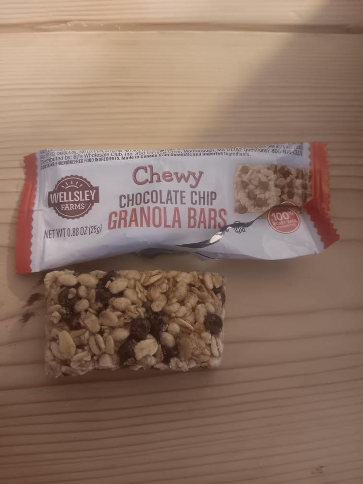 SALLE CALC SULFITES), CANOLA OIL, SOY LECITHIN, GLYCERIN, NATUN5anada from Domestic and Imported Ingredients. Distributed by: BJ's Wholesale Club, Inc. CONTAINS BIOENGINEERED FOOD INGREDIENTS. Made in C WELLSLEY FARMS NET WT 0.88 OZ (25g) THE THEE NUTS NOT LISTH Car Drive, Marlborough, MA 01752 Questions? 800-BJS-CLU Chewy CHOCOLATE CHIP GRANOLA BARS UD 100% MONEY BACK GUARANTEE