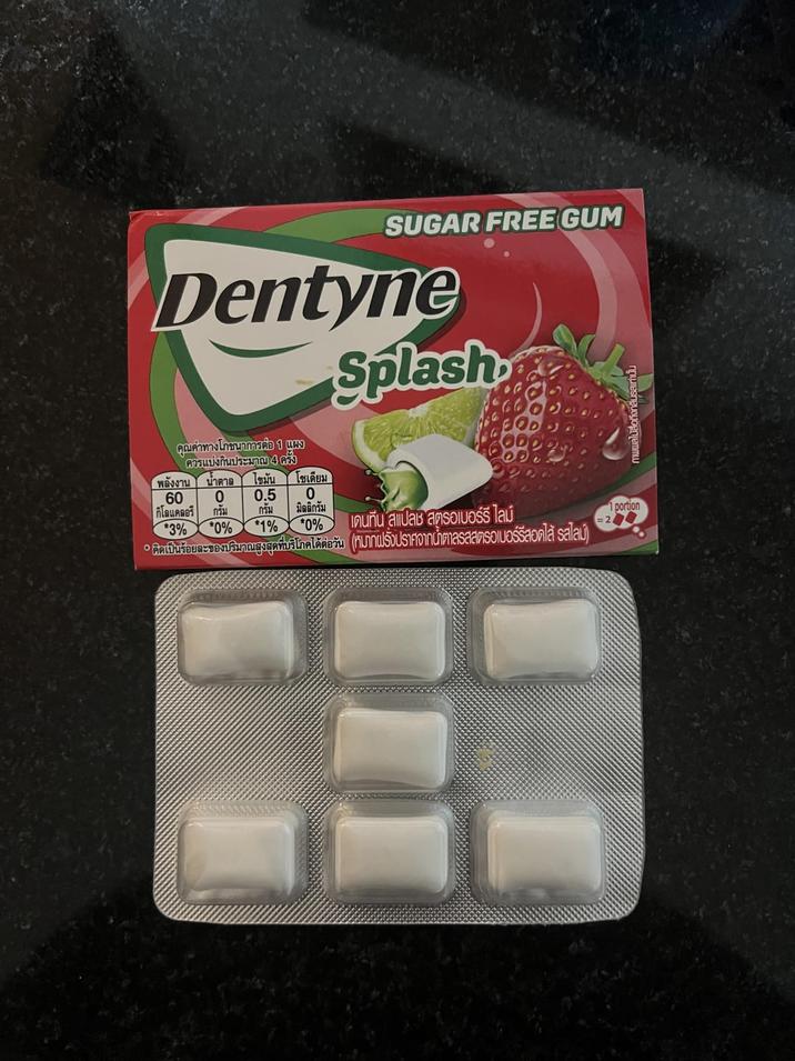 SUGAR FREE GUM Dentyne คุณค่าทางโภชนาการต่อ 1 แผง ควรแบ่งกินประมาณ 4 ครั้ง พลังงาน นํ้าตาล ไขมัน โซเดียม 60 0 0.5 Splash ภาพผลไม้สื่อดึงกลิ่น 0 กิโลแคลอรี กรัม กรม *3% *1% *0% มิลลิกรัม *0% เดนทีน สแปลช สตรอเบอร์รี ไลม์ * คิดเป็นร้อยละของปริมาณสูงสุดที่บริโภคได้ต่อวัน (หมากฝรั่งปราศจากน้ำตาลรสสตรอเบอร์รี่สอดไส้ รสไลม์) 1 portion