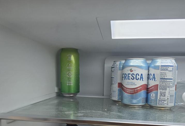 70 MATURS O DUECE VITAMING FRESCA CA Sparkling SODA WATER BLACK CHERRY ORIGINAL CITRUS ER CITRUS L LESS THAN Nutrition Facts Serv Sit At Per Serving Calories Total Fat 0g Sodium 5ng Total Carb. 1 Protala Putas ng 25 shoket, A 35 SPARKLING BLACK WITH OT ARTIFIC ADRES 12 FLOZ (355 mL) CACA CONTA www.f.co