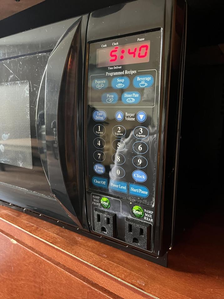 Cook Clock Pause 5:40 Time Defrost Programmed Recipes Soup Beverage Popcorn Pizza Dinner Plate Time Defrost Beeper Volume 1 2 3 Express Express Express 4 6 7 8 Time Cook 0 Clock Clear/Off Power Level Start/Pause 4AMP MAX Reset FRONT Reset MAX 9AMP REAR