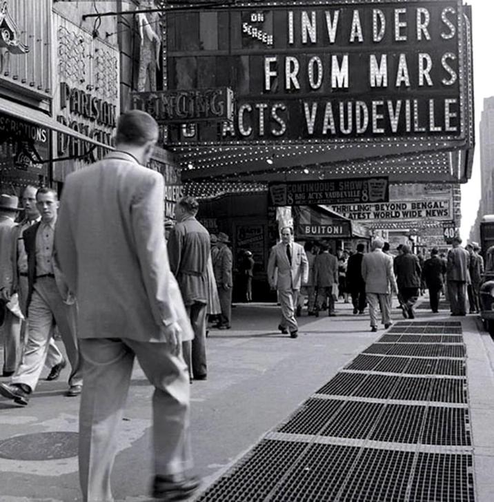 SCRIPTIONS PARISTON ON SCREEN INVADERS FROM MARS NONG CTS VAUDEVILLE CONTINUOUS SHOWS 8BIG ACTS VAUDEVILLE THRILLING BEYOND BENGAL ATEST WORLD WIDE NEWS BUITONI 40%
