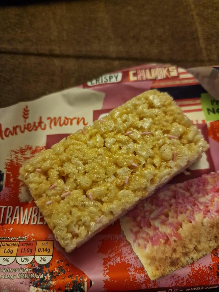 Harvest morn CRISPY CHUNKS TRAWBE mounts per chunk saturates sugars salt 1.0g 11.0g 0.14g 5% 12% 2% Reference Intake Energy 1676kJ/397kcal Pr N