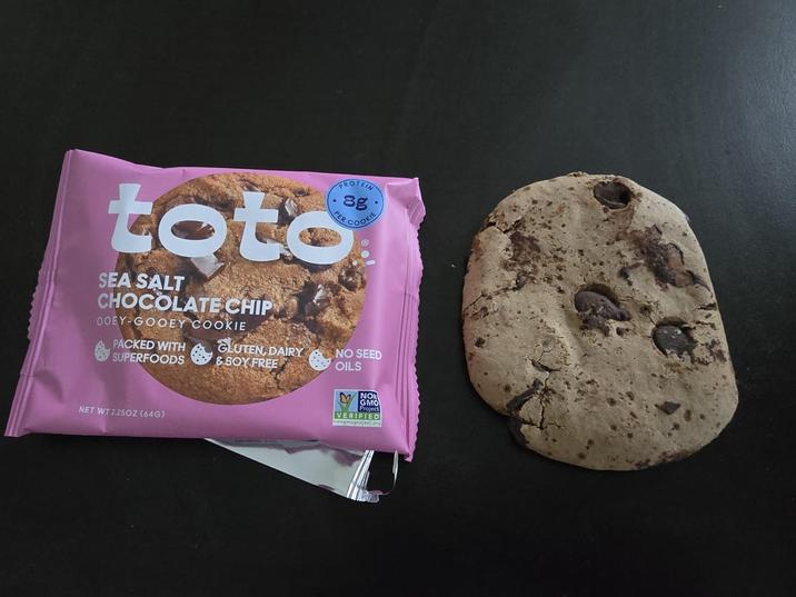 PROTEIN toto SEA SALT CHOCOLATE CHIP 00EY-GOOEY COOKIE PACKED WITH SUPERFOODS 8g COOKIE GLUTEN, DAIRY &SOY FREE NO SEED OILS NET WT 2.250Z (64G) NON GMO Project VERIFIED nengmaproject.org
