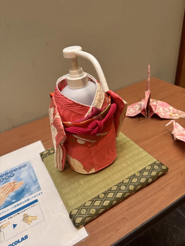 にとり、 手指に広げ振り込ませてください。 アルコール除菌剤を設置しております 回 COLAB