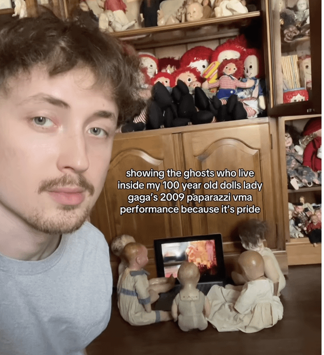 showing the ghosts who live inside my 100 year old dolls lady gaga's 2009 paparazzi vma performance because it's pride