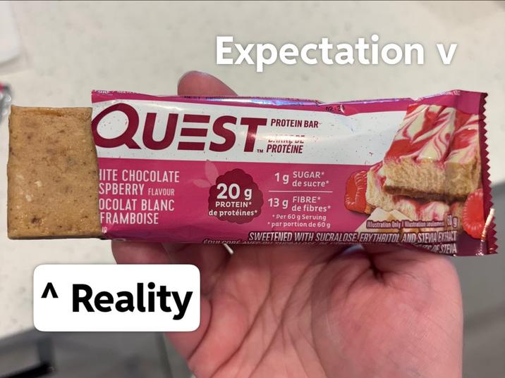 Λ Expectation v QUEST HITE CHOCOLATE SPBERRY FLAVOUR OCOLAT BLANC FRAMBOISE IR 20 g PROTEIN* de protéines* PROTEIN BAR PROTÉINE 1g 13 g SUGAR* de sucre* FIBRE* de fibres* *Per 60 g Serving *par portion de 60 g Illustration Only Illustration seulemen g SWEETENED WITH SUCRALOSE ERYTHRITOL AND STEVIA EXTRACT ÉDIUL CORE AVEC DU CHERALDCr DE STEVA Reality