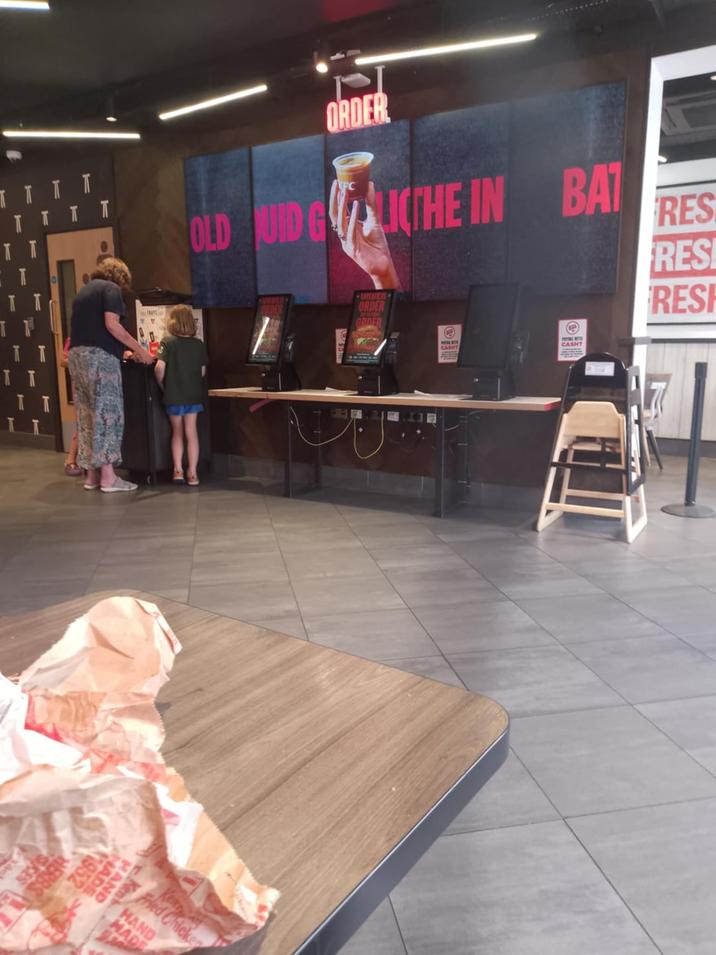 T T ORDER OLD UID GLICHE IN BAT T T UNUER ORDER ORDER e Ken HAND 1952 HADE HERB Fried Chicke HAND MADE RES RES RES 7