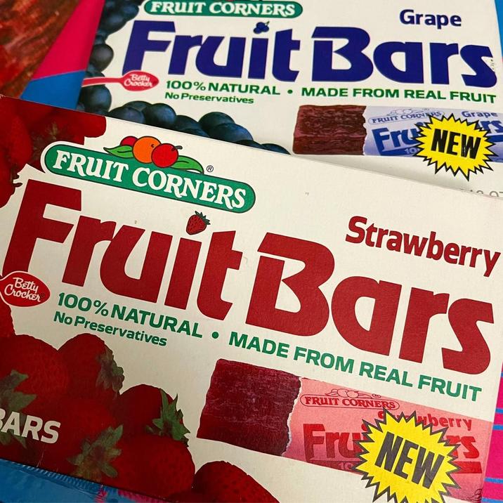 FRUIT CORNERS Grape Fruit Bars Crocker 100% NATURAL MADE FROM REAL FRUIT No Preservatives Ⓡ FRUIT CORNERS FRUIT CORNER Grape Fr NEW Strawberry Fruit Bars Betty Cocker 100% NATURAL MADE FROM REAL FRUIT No Preservatives BARS FRUIT CORNERS wberry Fru NEW