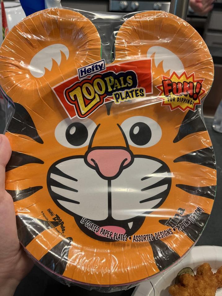 Hefty ZOOPALS PLATES M FOR DIPPING! 15 COATED PAPER PLATES ASSORTED DESIGNS 7.75 IN. (19.7 CM) PULL Hefty 700 Pals Reynolds Consumer Produs C