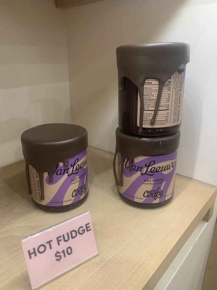 Van feel NON GMO, GLUTEN FREE HOT FUDGE CRAFTED BY CO Собра DGE, THAT'S Gute HFUDGE, THAT'S GOOD der, coconut oil, and pure chocolate, dutch sugar, brown ht per serving ories Fat 6.9g aturated Fat 5.6g ans Fat 0g Jesterol Omg Carbohydrate) etary Fiber 1.5g al Sugars 11.5g ncludes 11.3g in 1.2g in D Omeg um 9mcg 3mg ssium 105 ving of food 4% 4.9% 5.4% Sugars 22.6% 2.4% Van Leeuw ON GMO, GLUTEN FREE HOT FUDGE CRAFTED BY COOPS Coop's HOT FUDGE $10