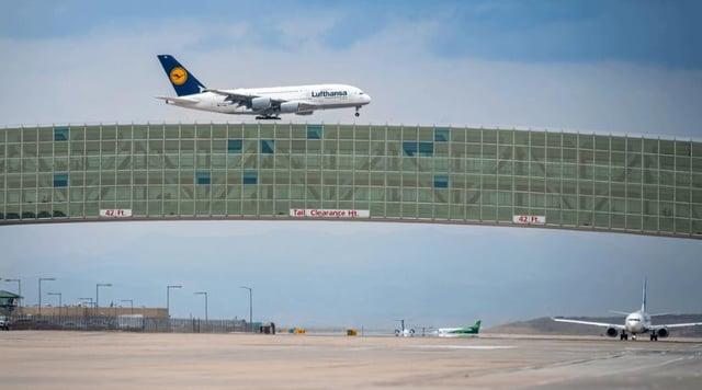 47 it Lufthansa Tail Clearance Ht