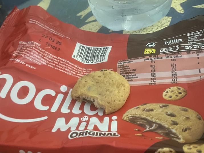 idilia FOODS nocilla Responde Par galleta (9) 165 kJ/39 kcal IDILIA FOODS S Av. 30 Plants 46021 Valencia España www.nobo 900 MR par galleta 201 23 03 26 L 25162 2 de cocóo con 8 410014 495624 NOCILLA CHO con AVELLAN aceite de girasol alto oleice LACTOSA C natada en polvo. AVELLANAS (4%), emulgente (leciting d amónico, bicarb Pasta de cacao, sémola de TRIGO, HUEVO AVELLANE NA CON CREMA DE CACAO CON AVELLANAS (403 S DE CASCARA MOSTAZA tas por envase de SOJA) arom o sódico). aromas. sal. manteca de cacao. emulger nocite 137 Información nutricional media Par 100g Valor energético 2076 kJ/495 kcal 23g 1,8 g 8.7g 0.7g 1.0 13g 14 65g 5.2g ales azúcares 38 g 3,0 g 0,2 g taria 2.0g 0,5 g 6.1 g 0,04g 0.50 g Grasas de las cuales saturadas monoinsaturadas elinsaturadas tos de Carbono MiNi ORIGINAL 3