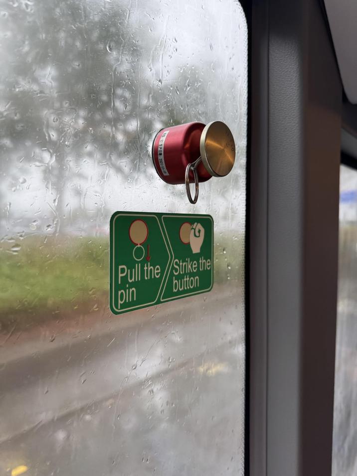 金告:2 生产日期: Pull the Strike the pin button