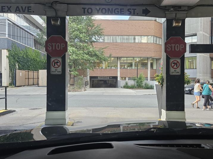 LEX AVE. STOP TO YONGE ST.>> STOP NO RIGHT TURN NO LEFT TURN