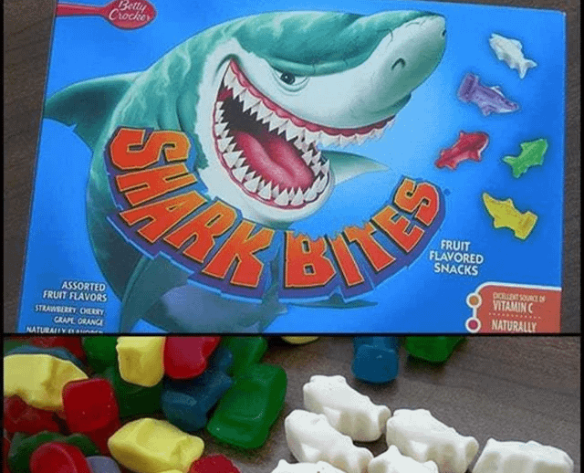 ASSORTED FRUIT FLAVORS STRAWBERRY CHERRY GRAPE ORANGE NATURALLY Betty Crocker RK ES FRUIT FLAVORED SNACKS POSENT SOURCE OF VITAMIN C NATURALLY