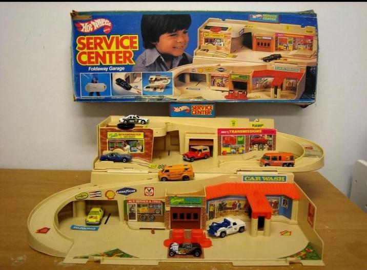 Hot Wheels SERVICE CENTER Foldaway Garage Ted's OYNAMOMETER CHAND GOOD YEAR PARKING AL'S SERVICE & TIRES MY SERVICE CENTER SERVICE CENTER RAND TRAME Lary's Towns 35 RAMP MATRANSMISSIONS CAR WASH