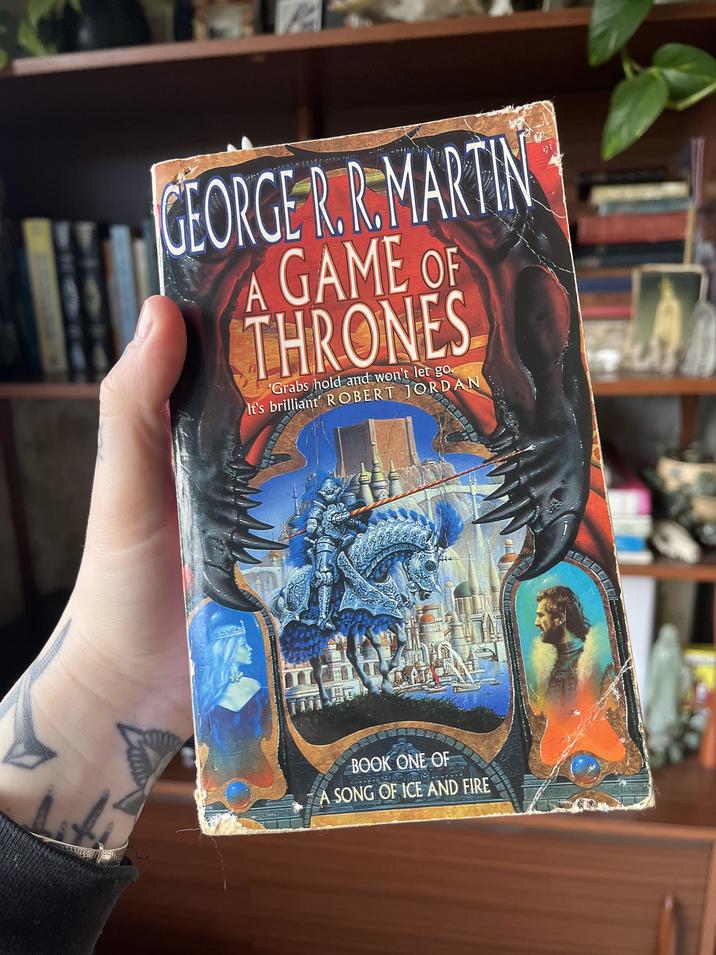 A GEORGE RR MARTIN A GAME OF THRONES "Grabs hold and won't let go. It's brilliant' ROBERT JORDAN 登 BOOK ONE OF A SONG OF ICE AND FIRE