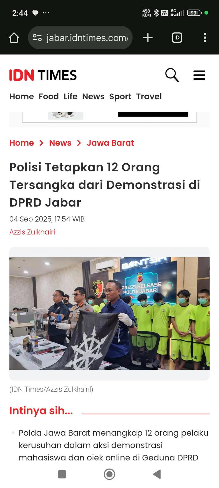 2:44 458 Vo LTE KB/s jabar.idntimes.com/ + IDN TIMES Home Food Life News Sport Travel 5G 93 :D Q = Home > News > Jawa Barat Polisi Tetapkan 12 Orang Tersangka dari Demonstrasi di DPRD Jabar 04 Sep 2025, 17:54 WIB Azzis Zulkhairil BANTS BARESKRI PRESS RELEASE POLDA JABAR 01 26 AHAN 46 VETASAN KABID HUMAS (IDN Times/Azzis Zulkhairil) Intinya sih... Polda Jawa Barat menangkap 12 orang pelaku kerusuhan dalam aksi demonstrasi mahasiswa dan oiek online di Gedung DPRD
