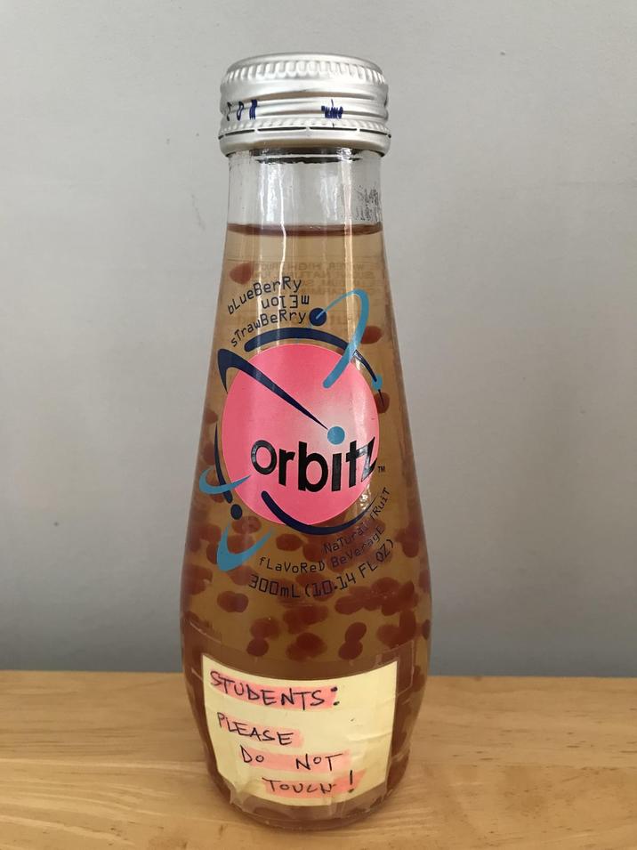FOUR HDIH RW LueBerRy Strawberry AM FOU AUE ALL MRA orbit fLaVoReD FRUIT Natural Beverage 300ml (10-14 FLOZ STUDENTS: PLEASE Do NOT TOUCH!