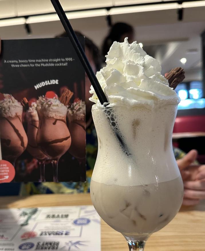 #ME FOR TARTER MAINS A creamy, boozy time machine straight to 1995- three cheers for the Mudslide cocktail! MUDSLIDE BBAN EXVERGE