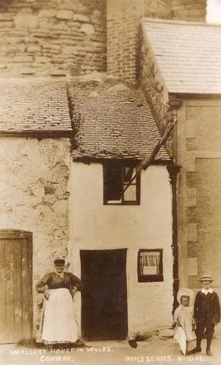 SMALLEST HOUSE IN WALKS. CONWAY. NILS SERIES. N 1046