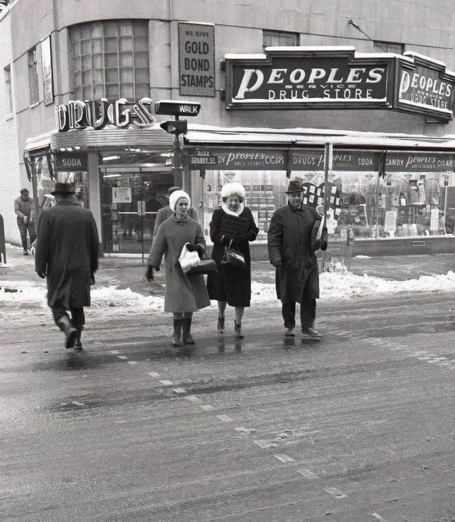 WE GIVE GOLD BOND STAMPS DRUGAS WALK SODA PEOPLES PEOPLES DRUG STURE GRANNY SL DY PEOPLE CIGARS DRUGS PLES SODA CANDY PEOPLES CIGARS