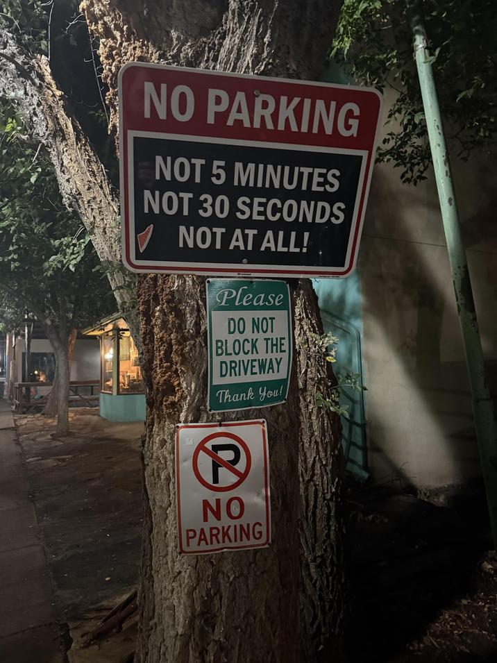 NO PARKING NOT 5 MINUTES NOT 30 SECONDS NOT AT ALL! Please DO NOT BLOCK THE DRIVEWAY Thank You! 臨 NO PARKING