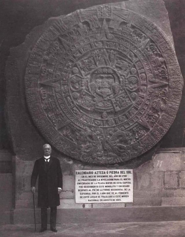 CALENDARIO AZTECA O PIEDRA DEL SOL. EN EL MES DE DICIEMBRE DEL AÑO DE 1790 AL PRACTICARSE LA NIVELACION PARA EL NUEVO EMPCORADO DE LA PLAZA MATOR DE ESTA CAPITAL FUE DESCUBIERTO ESTE MONOLITO Y COLOCADO DESPUES AL PIC DE LA TORRE OCCIDENTAL DE LA CATEDRAL POR EL LADO QUE VE AL PONIENTE DE CUTO LUGAR SE TRASLADO A ESTE MUSEO NACIONAL EN AGOSTO DC 1005. 71
