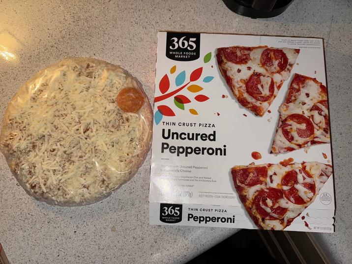 365 WHOLE FOODS MARKET THIN CRUST PIZZA Uncured Pepperoni tops with Uncured Pepperoni & Muzzarella Cheese Ja Vegetarian Diet and Raised us Hormones and No Antibiotics Ever rites Added" 301 (377g) 365 WHOLE FOODS MARKET KEEP FROZEN-COOK THOROUGHLY THIN CRUST PIZZA Pepperoni NET WT 13.30237)